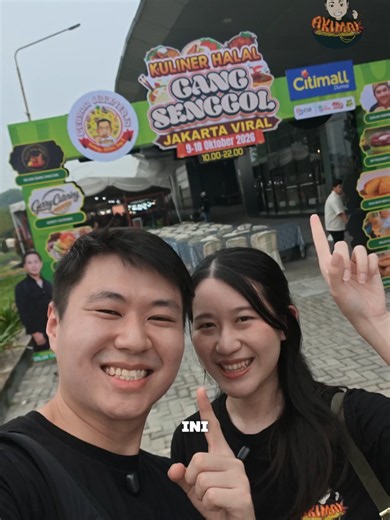 Akhirnya KULINER VIRAL Gang Senggol Jakarta hadir di KOTA DUMAI 💥🥹 . Sumpaaah yaa kalau kesini bakal kalap bangetttttttttt... Pilihan menu nya itu lhooo banyak kaliiiii 😭 400 menu! - Saran aku jangan sendirian, karena disini porsinya JUMBO! - Btw tanggal 11&12 bakal ada Delon Thamrin lhooo 😍 - 💥Kuliner Halal Gang Senggol by Gebyar Kuliner 📍Parkiran CITIMALL Dumai Tgl 9 - 18 Oktober 2026 #akimakmukbang #gebyarkuliner #kotadumai #dumai #bazaar