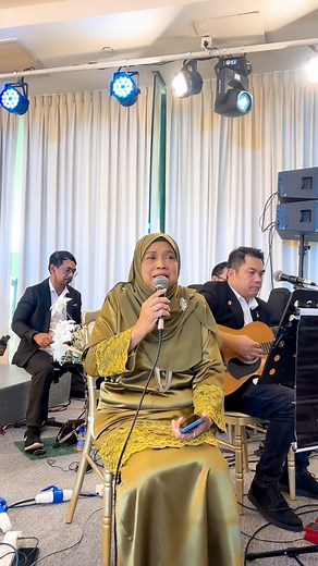 543K views · 10K reactions | Lama tak semestinya usang, baru tak semestinya lupa asal. Gurindam Jiwa — tetap jadi peneman rasa  #CombinationBand #ReelsMusic #LiveBandMalaysia | Combination Band | Facebook