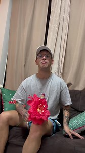 Tu ex llega a pedirte perdón con flores | Aleco Meco