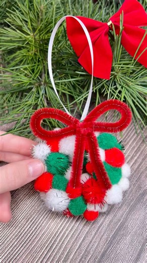 ✨🎄 Festive DIY Mini Christmas Wreath #pompom #christmascrafts #shorts