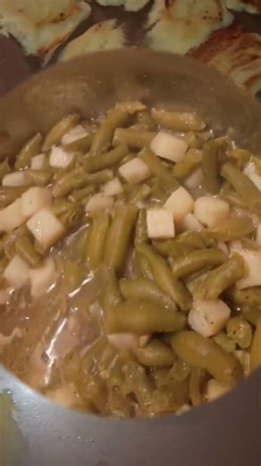 BakedChicken,GreenBeans&Taters,SweetCorn,FriedPotatoCakes,AmishMacSalad