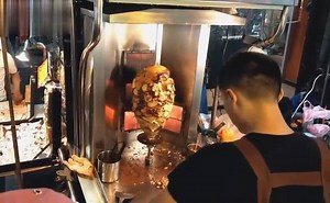 看看台湾夜市的沙威玛怎么样？45台币一份，肉还不少，一看就好吃