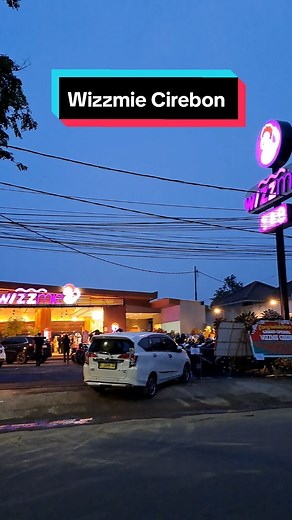 Lengah dikit udah buka aja nih wizzmie di Cirebon.. Lokasinya di jalan kesambi,drajat,sampingnya LB LIA,Cirebon #wisatacirebon #wizzmie #kulinercirebon #cirebon #cirebontiktok #cirebonpride🏴‍☠️ #cirebonjeh