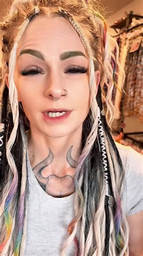 Before you buy dread extensions… let me save you some money, time and heartbreak real quick! 🫶🏻 One of the biggest mistakes I see people make is shopping by price instead of by experience and construction — and that’s how you end up paying twice… Because what happens way too often is: You buy a “cheap” set from someone who just jumped on the dread hype… because it was pretty online. You install it once… And suddenly it’s unraveling, shedding, itching or straight up falling apart 😬 Then you co