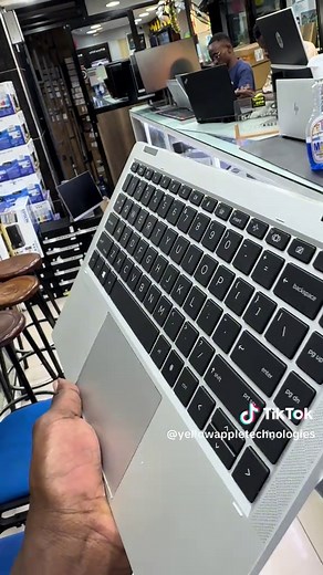 HP EliteBook x360 1040 G8: Potente y Compacto