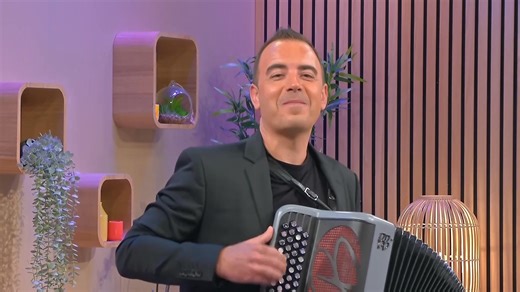 🌹🎵 Un instant de douceur et de souvenirs... 🎵🌹 Ce moment musical avec Jérôme RICHARD nous a fait voyager Sous le ciel de Paris 🎶 Une interprétation pleine de charme et d’émotion, qui a ravi le cœur de chacun 💕 🎶 Suivez la page 1, 2, 3 Musette pour découvrir nos vidéos, suivre les émissions et rester informés des différents événements ! 🎥📺 🔗 https://www.facebook.com/123musette/ | 1, 2, 3 Musette