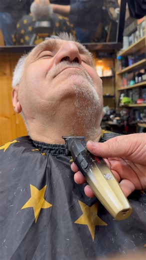 50% ფასდაკლება 130 ლარად 260 ლარის ნაცვლად მიწოდწბა საქართველოს მაშტაბით ასევე შეგიძლიათ შეიძინოთ მისატთზე ბათუმი აკაკი წერეთლის 15 ✨ რატომ უნდა შეიძინო VGR V-906 ტრიმერი? ეს ტრიმერი მიმზიდველია რამდენიმე მიზეზის გამო, რაც მას როგორც სახლის, ისე შესაძლოა, პროფესიონალური მოხმარებისთვის გამოსადეგს ხდის: * მაღალი სიმძლავრე და სიჩქარე: 9000 RPM ძრავა უზრუნველყოფს თმის სქელ ღეროებშიც კი გლუვ და ეფექტურ ჭრას. Turbo რეჟიმის ქონა დამატებითი სიმძლავრისთვის სასარგებლოა. * ხანგრძლივი მუშაობა: 240 წუთიანი (