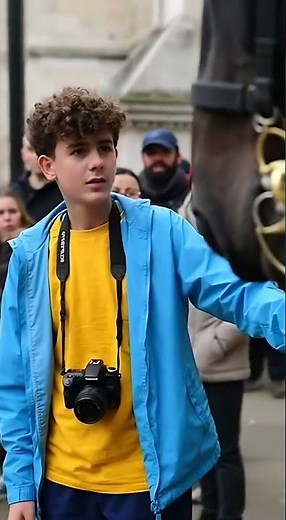 Tourist Tried to Touch the Guard’s Horse… Instant Shout 😳🐎💂‍♂️