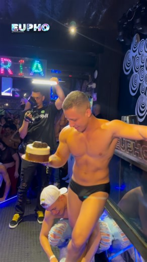 Euphoria | Festa SP-Brasil on Instagram: "🦄Hoje é nesse clima com Pré Ensaios da queen #Anitta em todos hits noite toda igualzinho a Beats liberada no Camarote sem limites 😏, aí já sabe né?, a Atletikas faz o comando fofis com Pista VIP ou camarote Open com: 🍸Beats sabores 🥂Gin & Vodka Drinks Sabores 🍺Budweiser ❄️Drinks Frozen 🍹Sex on the beach ☕️Soft Drinks (Água, suco, refrigerante, energético) Detalhes & listas no link da biografia ou direto no site comotaorole.com/euphoria 😎 #reels #e