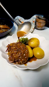 Vi testade Leif Mannerströms berömda pannbiffar med löksås 😍🤤 Recept: 1 gul lök 1 röd lök 1 dl kalvfond 500g blandfärs Några skvättar neutral olja En generös klick smör Salt och peppar 0,5 dl rostad lök 1 ägg 1,5 msk soja 0,5 dl mjölk 1,5 kokt kall potatis 1dl ströbröd 2dl mjölk 1 msk spad från ättiksgurka #pannbiff #löksås #recept #leifmannerström #middag #mat #husmanskost #matlagning | Matbibeln