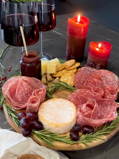 Kalte Platte neu interpretiert: Salamirosen für Gäste