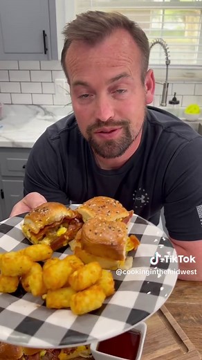 Breakfast Sliders🔥 Hope everyone has a safe and happy 4th of July! 🇺🇸 Recipe 1 pack King’s Hawaiian sweet rolls American Cheese Slices 1/2 lb browned breakfast sausage 6 eggs scrambled 9 pieces of cooked bacon Shredded Colby Jack Cheese 1/2 stick melted butter 1 TBSP syrup Everything but the bagel seasoning Steps -Cook the bacon, sausage, and make scrambled eggs. -Slice Hawaiian rolls in half and add American cheese to the bottom of the rolls. -Add browned sausage, scrambled eggs, and top wit