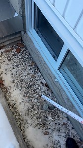 Une fenêtre de sous-sol doit être à au moins 6 pouces du sol, avoir une margelle pour la protéger et un drain dans la margelle pour évacuer l’eau. Des détails essentiels pour éviter les infiltrations! 💧 #ConseilInspecto #EntretienMaison | Inspecto