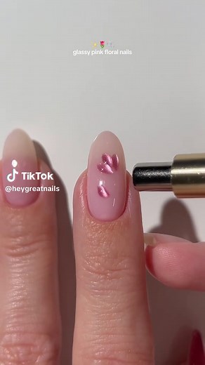 🌷🫧 soft florals and a high shine moment ✨ ⊹₊⋆all products are linked on my amzn sf in bio #springnails #naildesign #nailtutorial #nailart #nailinspo pink flower nails gold chrome ribbed glass