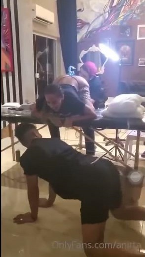 Anitta faz tatuagem no Cool