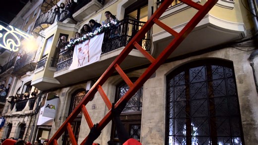 Oficina Turismo de Alcoy. on Instagram: "🎉✨ ¡La Magia de la Cabalgata de los Reyes Magos en Alcoy! ✨🎉 Un año más, Alcoy se llenará de ilusión con su tradicional Cabalgata de Reyes, la más antigua del mundo y una de las más emocionantes. 👑🐪 https://bit.ly/La_Cabalagata 🎉✨ La Màgia de la Cavalcada de Reis d’Orient a Alcoi! ✨🎉 Un any més, Alcoi s’ompli d’il·lusió amb la seua tradicional Cavalcada de Reis, la més antiga del món i una de les més emocionants. 👑🐪 https://bit.ly/La_Cavalcada #Al
