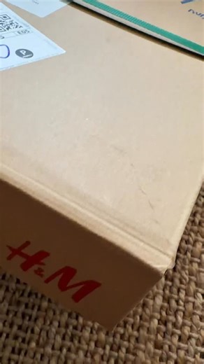 Julia Chepugacheva on Instagram: "Актуальная модель кроссовок 2026 года✅ Именно такие модели будут носить в этом году, и поверь мне, в @hm ничем не хуже качество, чем в люксовых брендах эта модель - а тем более, если хочешь попробовать новый тренд, избегая лишних трат, то это тот самый случай😉 #hm #newcollection #ootd #summer #fall #tshirts #jeans #bangkok #thailand #ootd #fashion #fashionstyle #fashionblogger #zaraoutfit #shopping #shoppingonline #onlineshopping #stylish #stylist #style #style