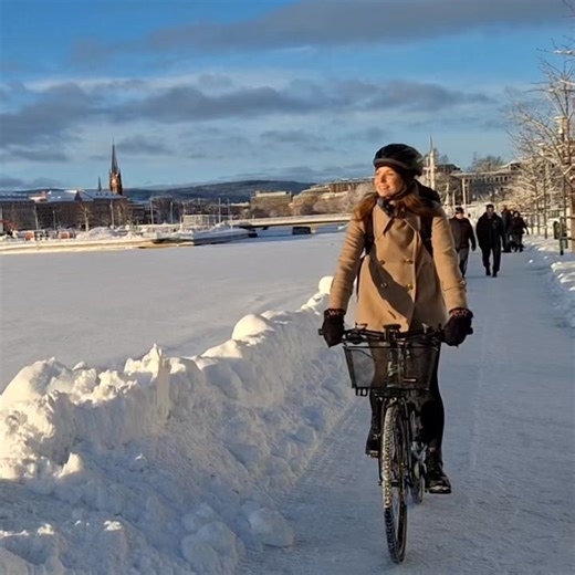 🚴‍♀️ Ansök till att bli en av årets Vintercyklister! ❄️ Ställer du undan cykeln när snön kommer? Dags att tänka om! Som Vintercyklist får du chansen att: 💡 få bidrag till dubbdäck (upp till 1500 kr) eller låna en vinterutrustad elcykel 🤝 bli del av ett peppande nätverk av vintercyklister 🎁 vinna fina priser 🌍 inspirera fler att upptäcka hur enkelt och härligt det är att cykla året runt Kampanjen riktar sig till dig som oftast tar bilen, men nu vill testa ett mer hållbart sätt att resa. 🚗➡️