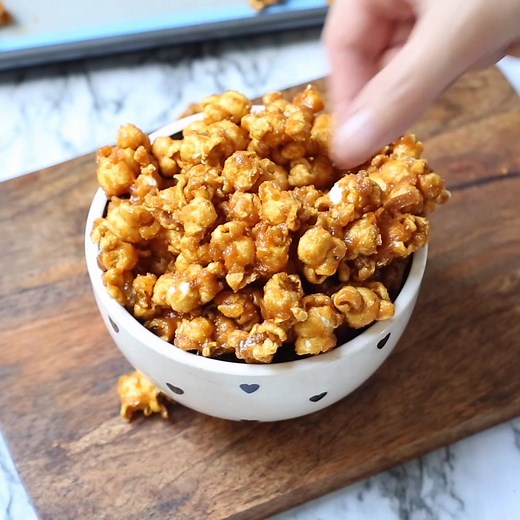 Homemade caramel popcorn... drizzle it with chocolate or hit it with a pinch of salt to take it OVER THE TOP! Get the printable recipe --> https://sugarspiceandglitter.com/homemade-caramel-popcorn/ | Sugar, Spice & Glitter - Family Recipes