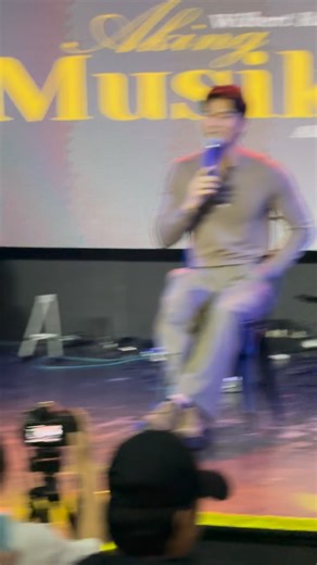 Kung magiging song title si Bea, ano siya? 🥰🤪 Wilbert: “SAYA” #GSOT #GoldenSceneryOfTomorrow #VivaOne #WilbertRoss #AkingMusika #BidaKaDito | Viva One