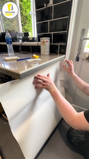 Get into the groove as we wrap this grooved end panel with kitchen vinyl! 🕺 #kitchenwrap #kitchenwrapping #homedecor #kitchendesign #smallbusiness
