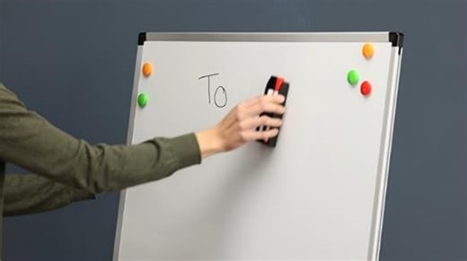 Amazon Basics Magnetisches Whiteboard mit Stifthalter Aluminiumrahmen trocken abwischbarer Schreibfläche 90cm x 60cm (BxH) inklusive 6 Magneten 1 Tafelwischer und 2 trocken abwischbaren Markern Weiß