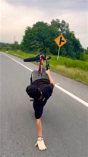 Invite your friends! 😂 #bikeshorts #stunt #stuntbike