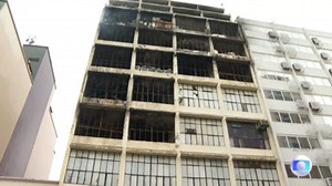 Prédio que pegou fogo no centro de São Paulo é liberado para demolição