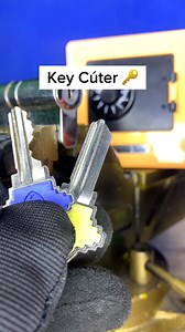 Así duplican su llave en Segundos con la key cúter🔑🐉 This is how they duplicate their key in seconds with the key cutter🔑🐉 #hack #key #creative #military #llaves | Cerrajeros Master Locks