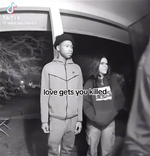 the boy in the video git set up by his girl by telling him there going to her parents house and not to bring a gun then she brought him to another house full of teenagers with guns then shot him dead #rip