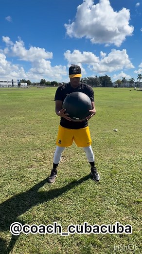 🚨Off-Season Pitcher Training 🚨El trabajo con el “med ball” @cubacuba_training (pelota medicinal) es clave para los lanzadores porque desarrolla la potencia, coordinación y transferencia de energía del tren inferior al superior, igual que ocurre en el movimiento del pitcheo. 💪 1. Desarrollo de potencia y fuerza explosiva • El lanzamiento no es solo de brazo, viene desde las piernas y el core. • Los ejercicios con med ball —como los rotacionales, lanzamientos laterales o slams— ayudan a fortale