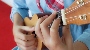 How to Play the Fmaj7 Chord on Your Ukulele - Uke Like The Pros Blog