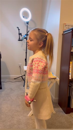 #BehindTheScenesAtPianoSpeaks✨Still in the Christmas mood🎄 This is how piano lessons begin with my youngest students — a warm-up with movement, clapping, and holiday ❄️classic🙌favourite 👣music 🎶 We do this to: ▪️wake up the fingers ▪️develop a sense of rhythm ▪️improve coordination ▪️help kids focus and feel comfortable at the piano Learning through play — the best way at this age ❤️ #pianospeaksbykholodova #pianolessons | Piano Speaks Studio by Kholodova