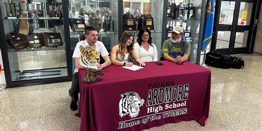 Ardmore's Octavia Hill signs with Ottawa Powerlifting