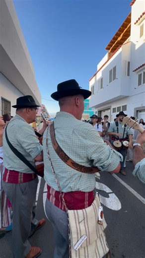 “Porque la fiesta es de todos: tradición canaria, versiones actuales y un ritmo que engancha a jóvenes y mayores.”. . . . #parranda #fiestacanaria #canarias #canaryislands🌴 #musica #grancanaria #likes4followers #romería #romería #castillodelromeral #grancanaria #islas #fiestafiesta | Parranda Los Chanos