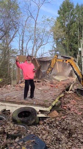 #olhellya #bubby #caterpillar #excavator #work #demolition #usa #america #american #OneSliceChallenge #grandpa #fun . | Bubby