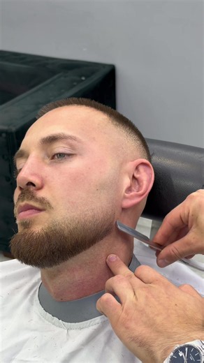 Italian beard tutorial🧔🏽‍♂️ ✅ @Zack 👨🏼‍🦱 • • ‼️this is only a small tutorial, much more work is being done behind the scenes.‼️ • • #barber #beard #haircut #fyp #goviral
