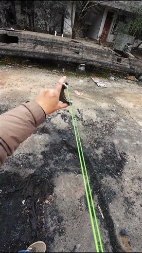 How can beginners use a slingshot to aim accurately?#shorts #foryou #slingshot #hunting #outdoors