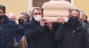 Paolo Rossi, gli azzurri dell'82 portano il feretro nel Duomo