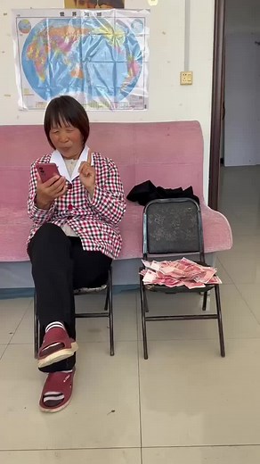 东北小吃摊零食点单对话：辣条、螺蛳与冰棍常见叫法