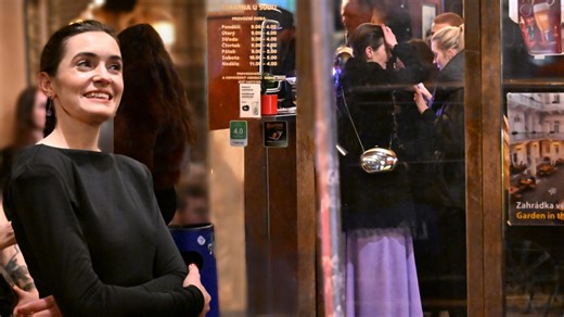 Divoká jízda Prachařovy Haváčové: Něžnosti s tajemným mužem i překvapivý odjezd do baru