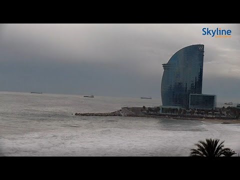🌊 Rough Morning in #Barcelona! Watch LIVE - SkylineWebcams