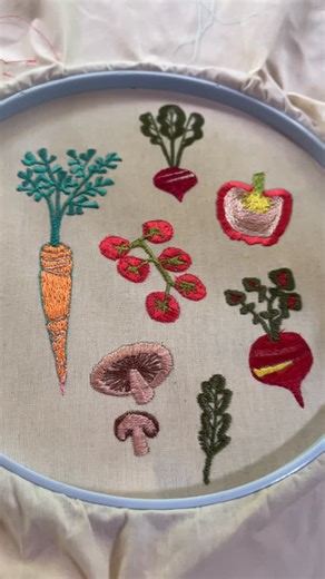 Free Motion Embroidery on a Sewing Machine on Instagram: "Free motion embroidering a market bag using variable zigzag ✨"