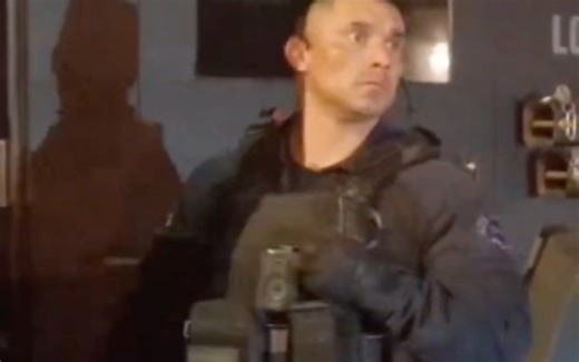 洛杉矶特警（LAPD SWAT）正在行动抓捕嫌疑人