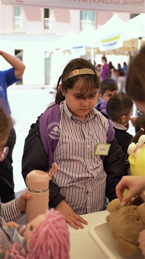 Bellevue Medical Center hosted its yearly “Teddy Bear Clinic”! This heartwarming educational event is designed to help children feel more comfortable in a hospital environment. Over three days, students aged 4 to 6 stepped into the role of “doctor for a day”, caring for their teddy bears through a series of fun and informative activities, health check-ups, vaccinations, x-rays, lab tests, hand hygiene demonstrations, nutrition guidance and more. The experience included meeting Lebanese Red Cross