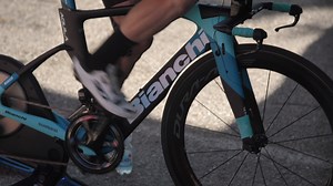 🎥 BACKSTAGE PASS 𝙎𝙩𝙖𝙜𝙚 𝙏𝙚𝙣 🎥 Callum shows us his pre-race routine 💪 what’s the perfect Grand Tour length? 🤔 Cam rocks a new 'slippery' skinsuit 🕺and Yatesy is a bike thief! 🚲 | GreenEdge Cycling