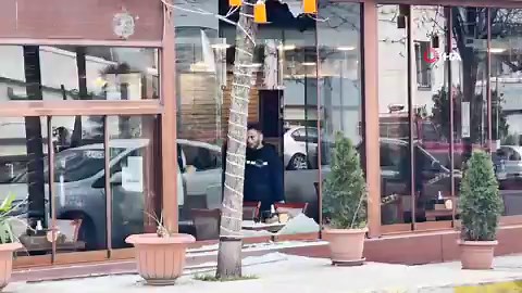 İstanbul Beylikdüzü’nde, CHP’li Muğla Bodrum Belediye Meclis Üyesi Nadir Ataman’ın taşkınlık çıkardığı iddiasıyla darbedilerek çıkarıldığı restoran, sabah saatlerinde silahlı saldırıya uğradı.