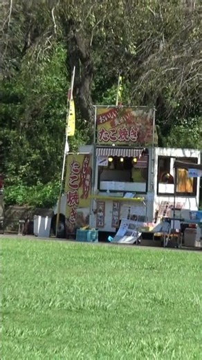 おいしそうなメニュの旗や看板が並ぶ横浜こどもの国のキッチンカー街