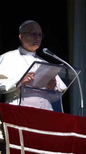 The "Ave Maria" is a scriptural masterpiece. The first half comes straight from the Gospel of Luke (the words of the Angel Gabriel and St. Elizabeth), and the second half is our humble cry for her help. The Breakdown: 📜 ✨ Ave Maria: Hail Mary ✨Gratia plena: Full of grace ✨Dominus tecum: The Lord is with you ✨Benedicta tu in mulieribus: Blessed are you among women ✨Et benedictus fructus ventris tui, Iesus: And blessed is the fruit of your womb, Jesus ✨Sancta Maria, Mater Dei: Holy Mary, Mother o