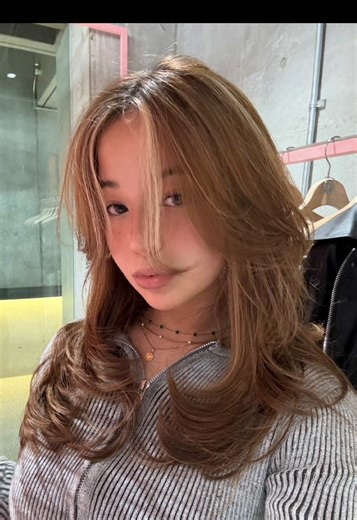 Highlight × Layer cut たまらなくかわいいこのバランス、、🫦 カットは重さを残しつつレイヤーたっぷり✂️前髪は後ろのレイヤーにつながるような長めのカーテンバング🎀 ワンカールのスタイリングででボリュームと動きをつくれます💕💕もちろん巻き方、ご自宅でも再現できるようにレクチャーさせていただきます☆ ご予約InstagramのDMにてお待ちしてます🧚🏽‍♀️ #オススメ #おすすめ #青山美容室 #表参道美容室 #海外へア #海外ガール #海外ファッション #ヘアカラー #海外レイヤー #レイヤーカット #バタフライカット#ハッシュカット #カーテンバング #layer#butterflycut #hushcut #ロングヘア #ブラウンカラー #グレージュカラー #ワンカラー #ブリーチカラー #ダブルカラー #アッシュブラウン #ハイトーンカラー #オレンジブラウン #ブロンドカラー #ブロンド #ハイライト #ハイライトカラー #ベージュカラー #サンドベージュ #グレージュ #美容室 #青山 #表参道 #yvess